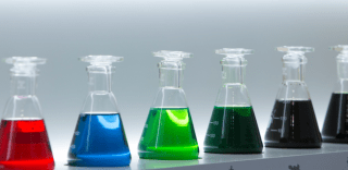 Gekleurde flesjes met additieven
